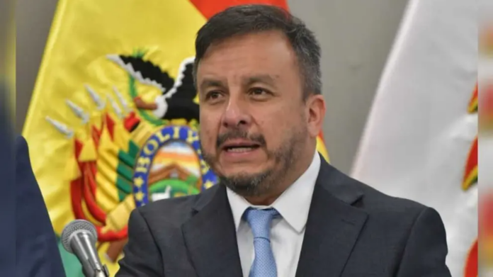 Ministro de Hidrocarburos se presenta ante la Comisión de Diputados