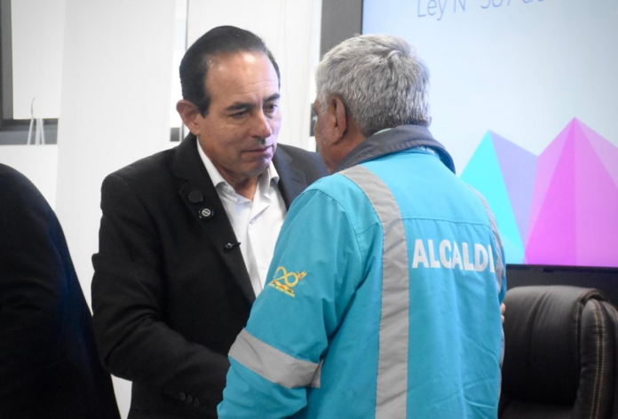 Dockweiler afirma tener pruebas de presunta corrupción en la gestión de Arias