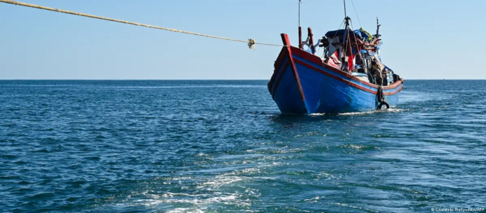 Un barco de rescate remolca una embarcación con refugiados rohingya. (2024).