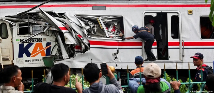 Al menos 14 muertos tras accidente ferroviario en Indonesia