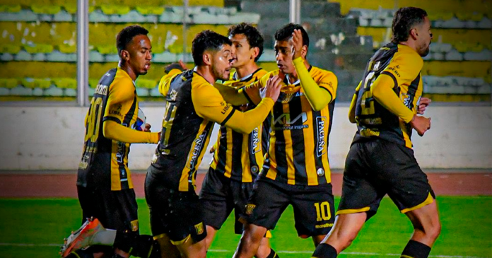 Jugadores de The Strongest corriendo en el partido frente a Nacional Potosí. (Imagen: Club The Strongest)