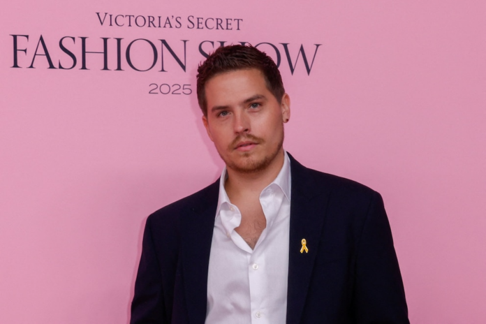 Dylan Sprouse se enfrentó a un intruso en su residencia y logró reducirlo hasta la llegada de la policía