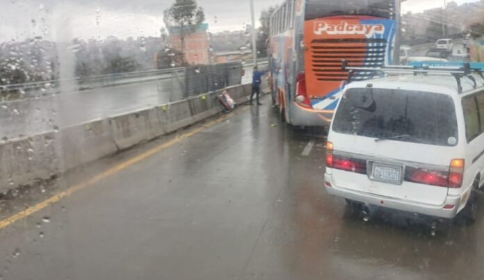 Tres vehículos protagonizan accidente en la autopista La Paz - El Alto