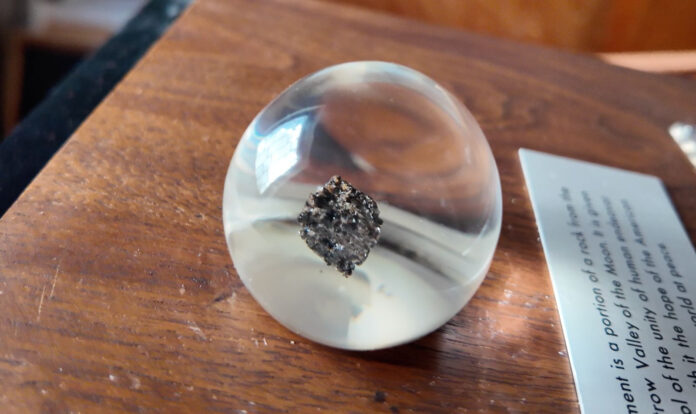 La UMSA conserva un fragmento de la Luna desde 1973