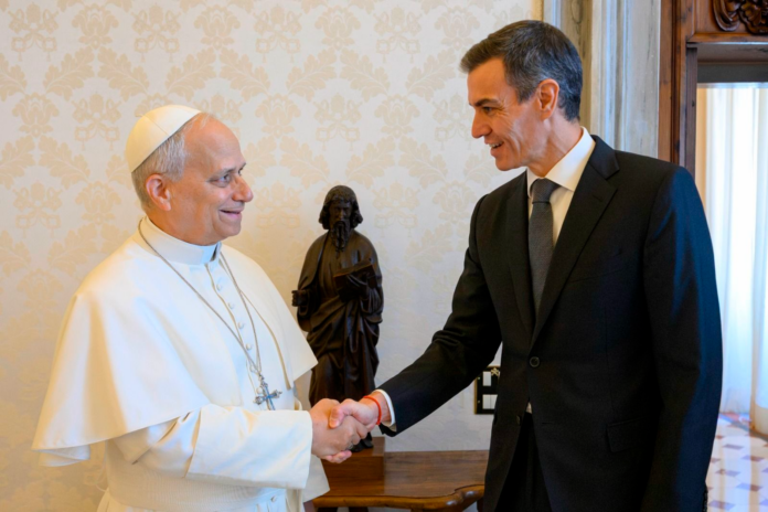 El presidente del Gobierno español, Pedro Sánchez, a su llegada al Vaticano, antes de su reunión con el papa León XIV.