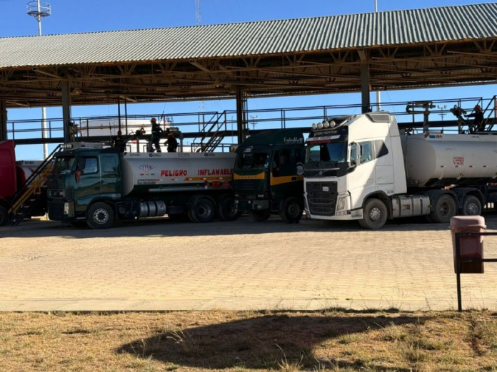 El Distrito Comercial La Paz de Yacimientos Petrolíferos Fiscales Bolivianos (YPFB) programó para este viernes un despacho de 1.100 metros cúbicos de gasolina especial