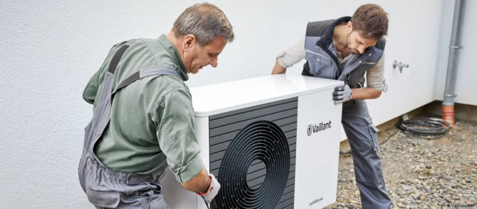Instaladores, aquí montando una bomba de calor, pueden mirar con tranquilidad hacia su futuro profesional.