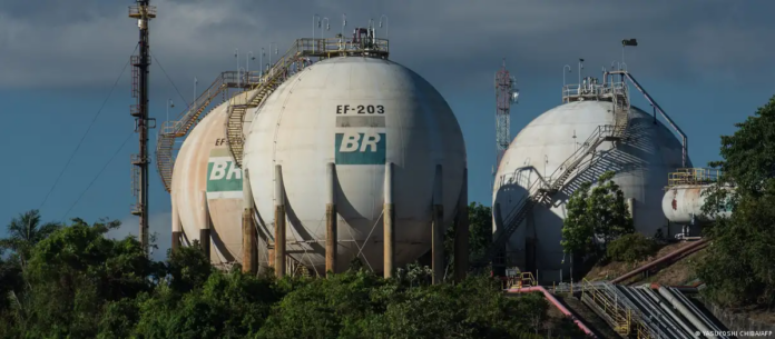 Planta de petróleo de Petrobras en el delta del río Amazonas, en Manaos, Brasil. (2013).