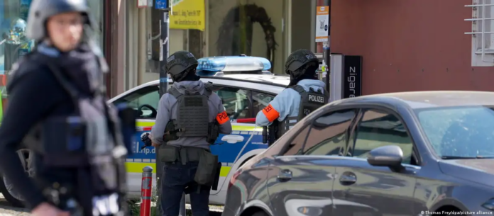 Fuerte despliegue policial en Sinzig ante el asalto con toma de rehenes de una sucursal bancaria.