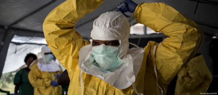 El personal médico desplegado en República Democrática del Congo utiliza todos los implementos necesarios para asistir a la población en riesgo, resguardando su propia salud frente al contagioso virus.