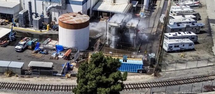 Una vista aérea del tanque de productos químicos dañado en la empresa GKN Aerospace, en la ciudad de Garden Grove, en el sur de California. Los bomberos continuaban rociendo de agua la estructura, en un intento por evitar una explosión catastrófica.