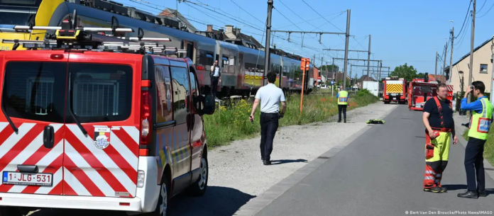 Fuerzas de rescate e investigadores en el lugar del accidente entre un minibús escolar y un tren en Buggenhout, Bélgica