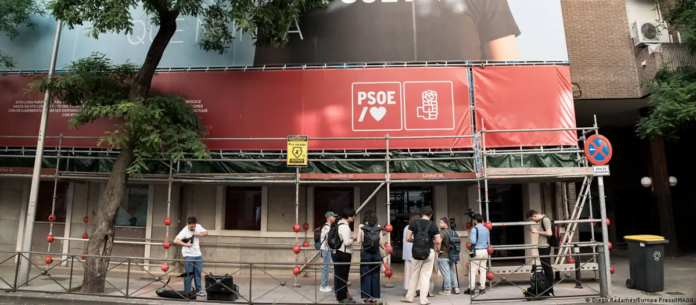 Agentes de la UCO de la Guardia Civil española ingresaron en la central del PSOE