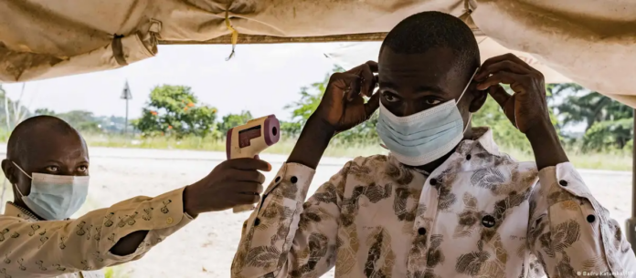 Controles de temperatura en la frontera entre Uganda y la República Democrática del Congo.