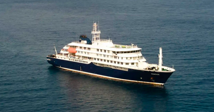 Vista aérea del crucero holandés MV Hondius fondeado en el Atlántico, frente a las costas de Cabo Verde, el martes 5 de mayo de 2026.