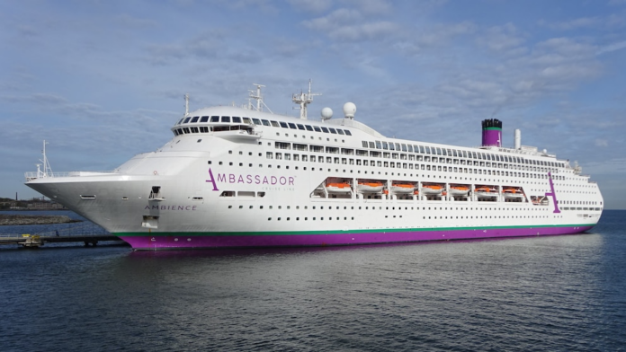 Uno de los cruceros de Ambassador Cruise Line