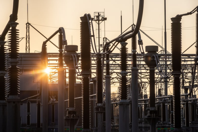 El gobierno nipón subvencionará las tarifas de electricidad y gas desde julio hasta septiembre, cuando aumenta la demanda de aire acondicionado, lo que reduciría la carga a cada hogar en aproximadamente 5.000 yenes (unos 27 euros) durante los tres meses.