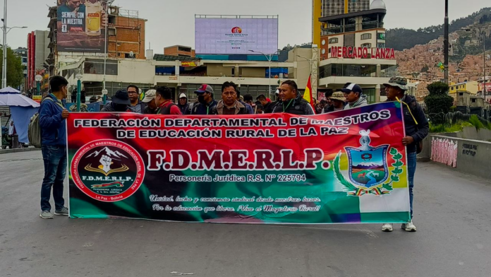 Maestros marchan en el centro paceño. (Imagen: En Conexión)