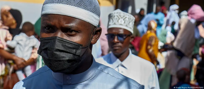 Un hombre con mascarilla durante el brote de ébola en la República Democrática del Congo.