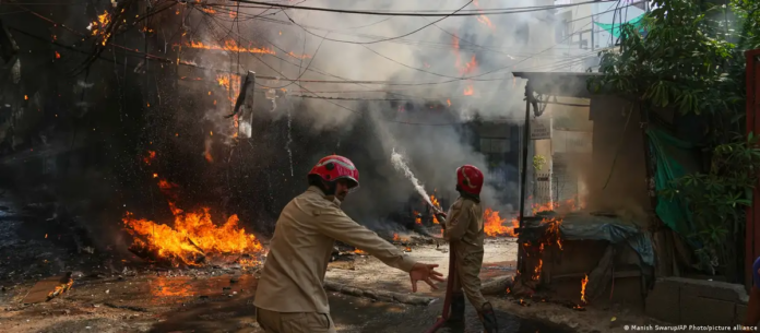Los bomberos tratan de apagar las llamas en un incendio en un hotel de Nueva Delhi.