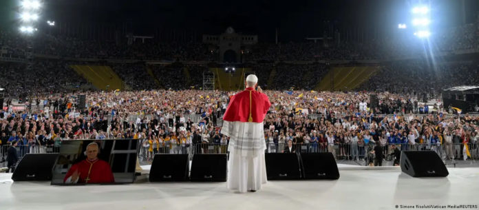 El Papa León XIV saluda a los fieles mientras asiste a una vigilia de oración en el Estadio Olímpico Lluís Companys durante su viaje apostólico en Barcelona, ​​España.