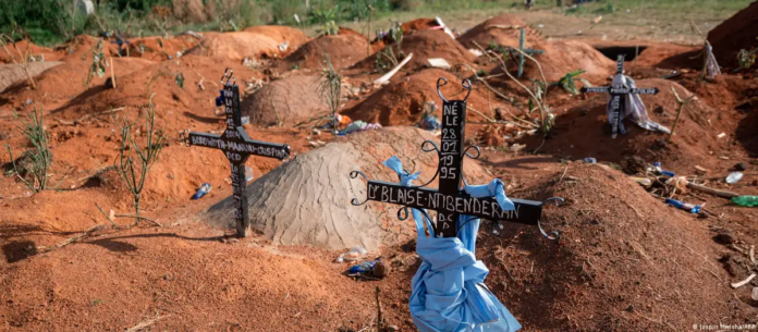 Vista general del cementerio de Nyamurongo, ubicado en el barrio de Ndibakodu, uno de los lugares que ha recibido a un gran número de fallecidos por ébola desde el inicio del brote, en Bunia, provincia de Ituri.