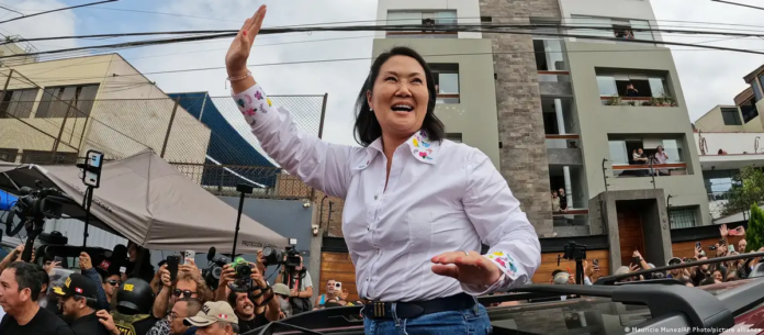 La candidata presidencial Keiko Fujimori, del partido Fuerza Popular, saluda tras votar en Lima durante la segunda vuelta de las elecciones presidenciales de Perú.