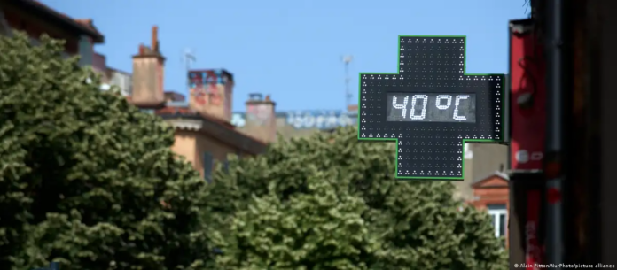 Toulouse, Francia: un termómetro de farmacia registra 40 °C durante esta ola de calor.