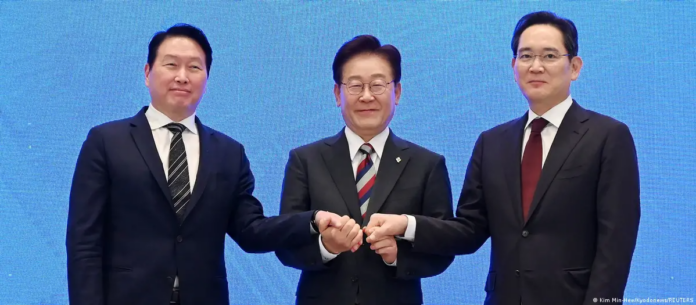 El presidente surcoreano, Lee Jae Mzung, acompañado de los directores generales de Samsung Electronics, Lee Jae-yong, y de SK Group, Chey Tae-won.