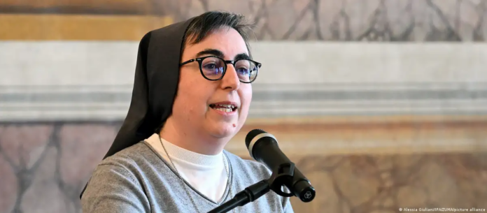 Alessandra Smerilli, religiosa salesiana y economista de 51 años, fue nombrada por el fallecido papa Francisco en 2021 como la primera mujer secretaria de un Dicasterio.