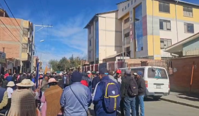 Vecinos del distrito 8 se reúnen. (Imagen: Captura de pantalla En Conexión)