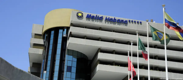 La cadena hotelera española Meliá comunicó el 7 de mayo de 2026 que había cerrado el 50 % de su capacidad operativa en Cuba