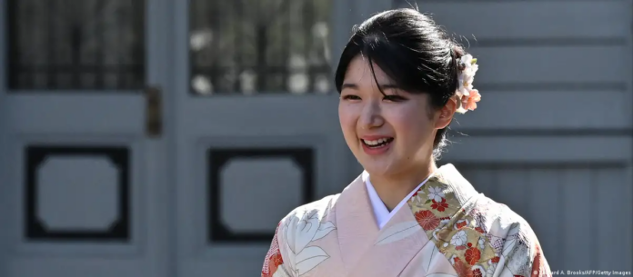 La reforma descarta que la popular princesa Aiko, de 24 años, o cualquier otra mujer de la realeza, pueda llegar a ser emperatriz, pese a que muchas personas en Japón así lo desearían, según las encuestas.