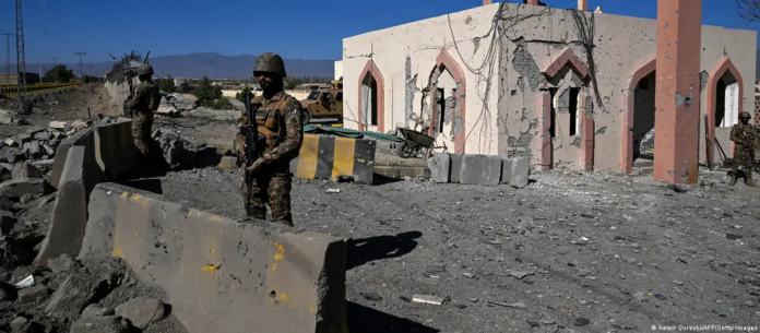 Imagen referencial. Un soldado paquistaní custodia una escuela atacada en noviembre de 2025.