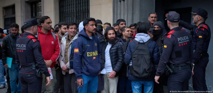 Migrantes pakistaníes ante el consulado de Pakistán en Barcelona. (Archivo).