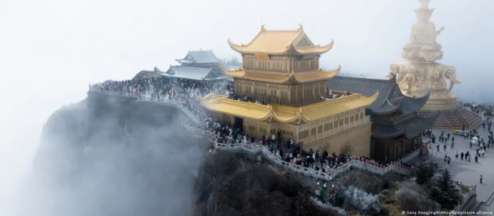 La provincia china de Sichuan alberga el monte sagrado budista Emei Shan, que se llena de turistas durante la Fiesta de la Primavera. (Archivo: 20.02.2026)