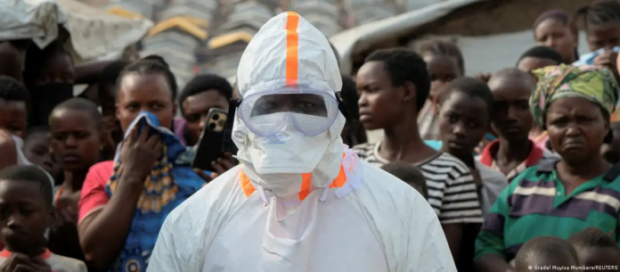 Un sanitario con un traje de protección personal trabaja en un campo de desplazados en la República Democrática del Congo.