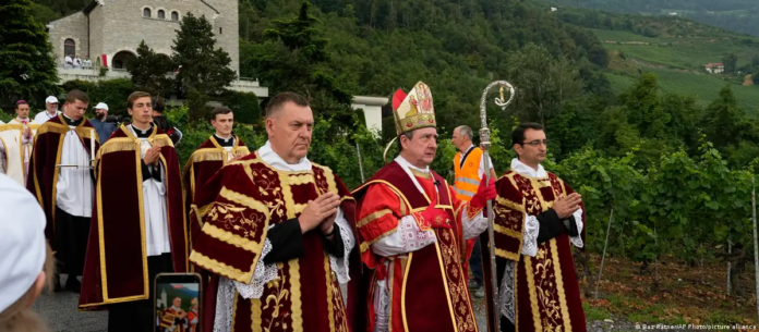 Monseñor Alfonso de Galarreta (en el centro) llega en procesión a la ceremonia de consagración de cuatro nuevos obispos en el seminario de la Fraternidad de San Pío X en Ecône, Suiza, este 1 de julio de 2026.