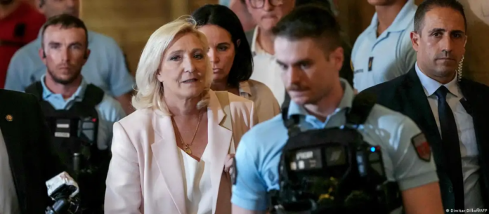 Marine Le Pen tras ser notificada de la decisión judicial.