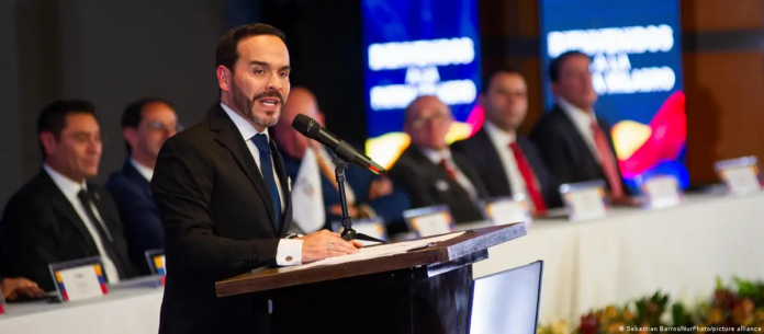 Abelardo de la Espriella (primer plano), presidente electo de Colombia.
