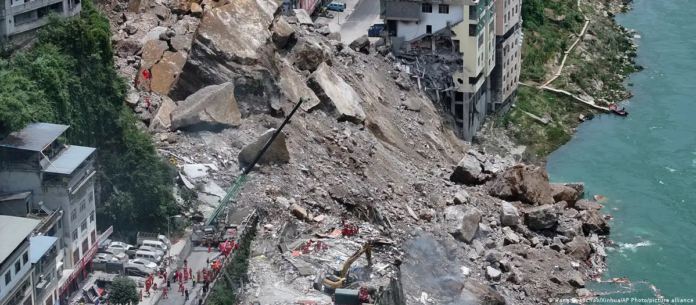 Equipos de emergencia llevan a cabo una operación de búsqueda y rescate en el lugar del deslizamiento de tierra en el condado de Pengshui, en la municipalidad de Chongqing, suroeste de China.