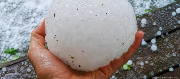 Violentas tormentas eléctricas con fuertes lluvias y granizo de gran tamaño azotaron la zona de Aubenas, en Francia, este 15 de julio de 2026.