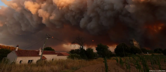 Una densa columna de humo se eleva sobre el pueblo de Cotignac, en el departamento de Var, Francia, mientras un incendio forestal arde en las cercanías. (21.07.2026)