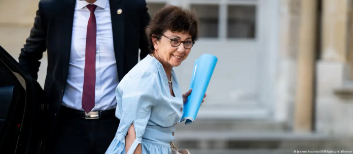 La ministra de Transición Ecológica de Francia, Monique Barbut, de camino a un encuentro sobre la ola de calor extremo.