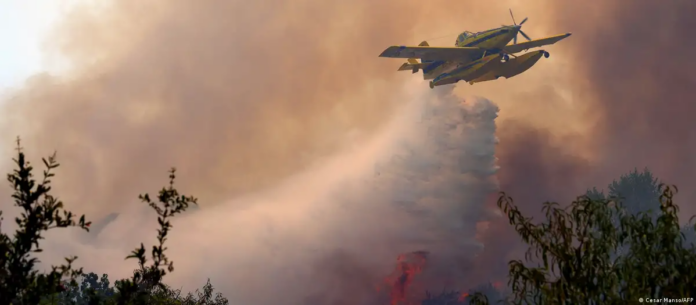 26 de julio de 2026: un avión trata de ayudar a extinguir un fuego cerca de San Martín de Valdeiglesias, en la provincia de Madrid.