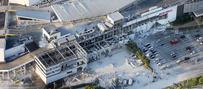 Vista aérea del centro comercial Aeon, desplomado tras el potente sismo. Dentro hay personas atrapadas.