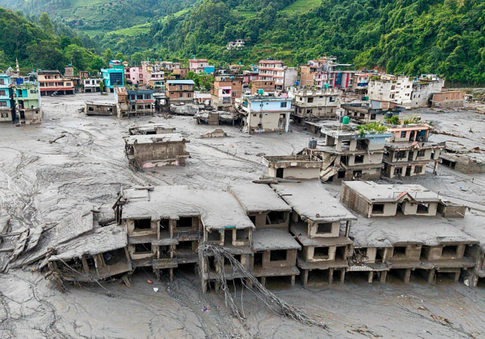 Una vista aérea de casas sumergidas en lodo tras las inundaciones repentinas. (AFP)
