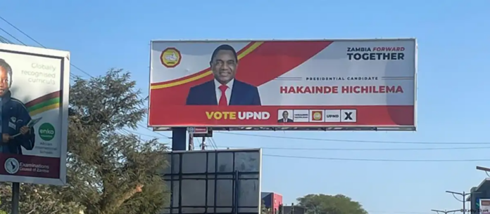 Afiche electoral de la campaña de Hakainde Hichilema, en Lusaka, la capital de Zambia.