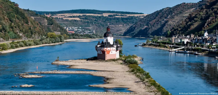 Los niveles extremadamente bajos de agua del río Rin, en Alemania, afectan la navegación.