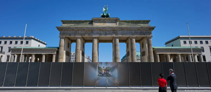 Sitio conmemorativo de los 65 años del inicio de la construcción del Muro de Berlín, en la Puerta de Brandeburgo. (12.08.2026).